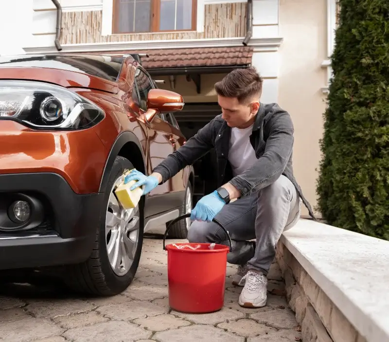 Lavage auto à domicile Sergines : professionnel intervenant sur un véhicule